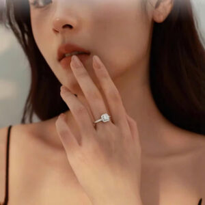 Nhẫn đính kim cương